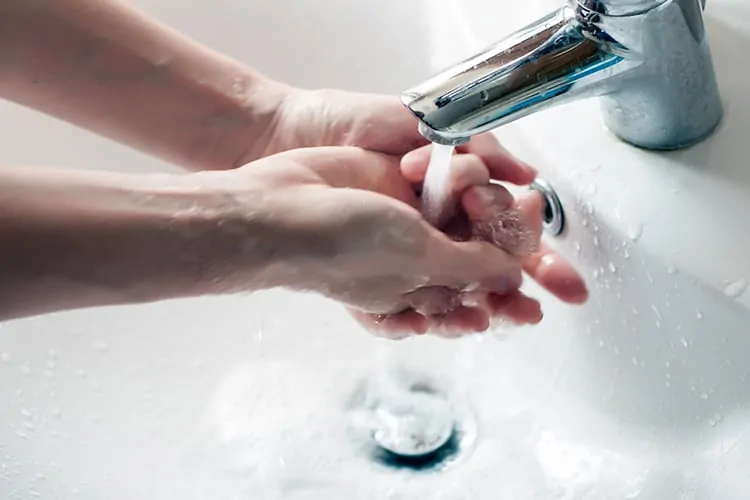 A man washings hands